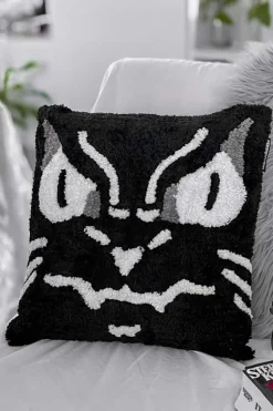 Hiss Tufted Cushion