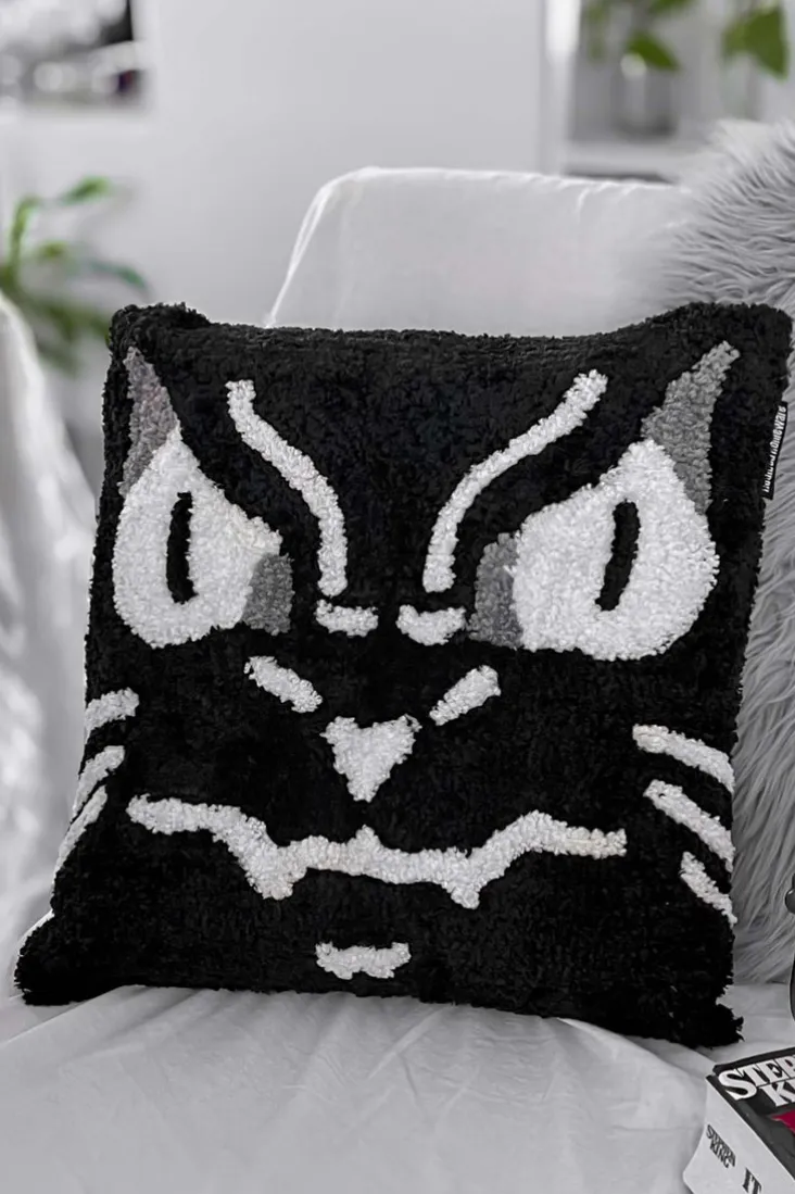 Hiss Tufted Cushion